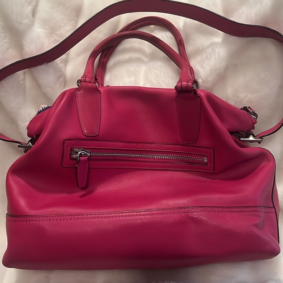 ❌⭕️ COACH PURSE 👛HOT PINK 🩷ALL THE GOODIES TO MATCH. EXCELLENT CONDITION 🩷 - Picture 5 of 10